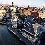 Die UNESCO-Welterbestadt Bamberg aus der Vorgelperspektive mit Blick auf das Alte Rathaus und das Zentrum Welterbe.