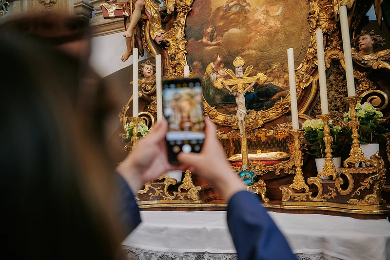 Führung durch den Innenraum der Kirche St. Michael