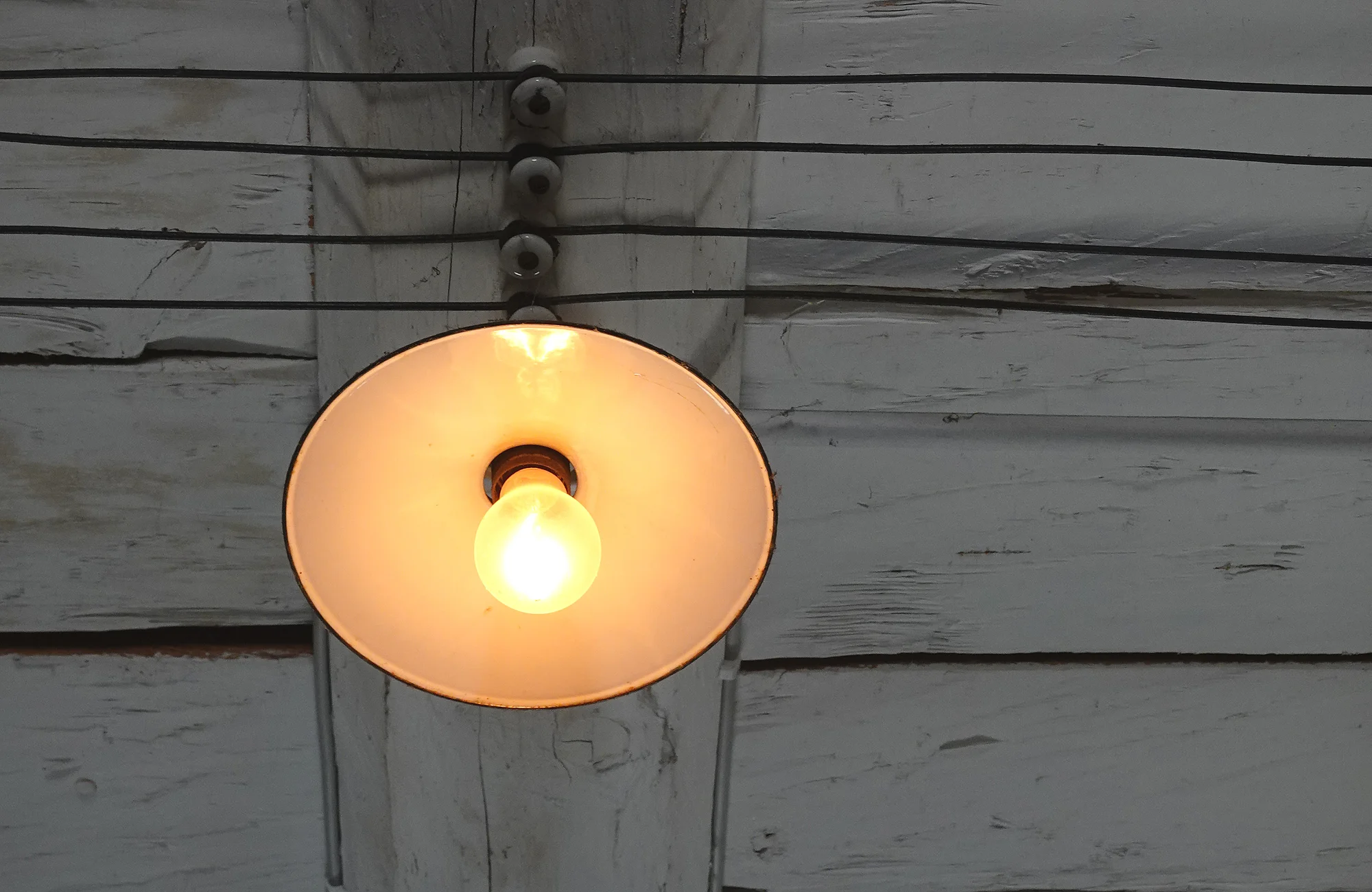 "Es wurde Licht!"- Kabinettausstellung im Gärtner- und Häckermuseum 2026 Eine alte, leuchtende Lampe an der Decke des Gärtner- und Häckermuseums