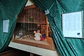 Der Vorhang öffnet sich vor Schäfern mit Tieren und dem Engel.