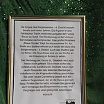 Die Figuren in alter fränkischer Tracht sind eine Leihgabe der Familie Bauer im Sand. Der Weihetag von St. Elisabeth wird mit der weltbekannten Sandkerwa® seit 1951 gefeiert.