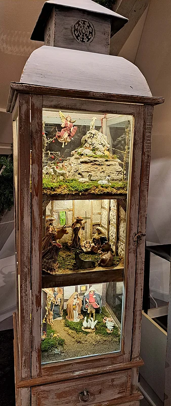 EIne Laternernkrippe über drei Etagen ist im Krippenmuseum Hirschaig ausgestellt.