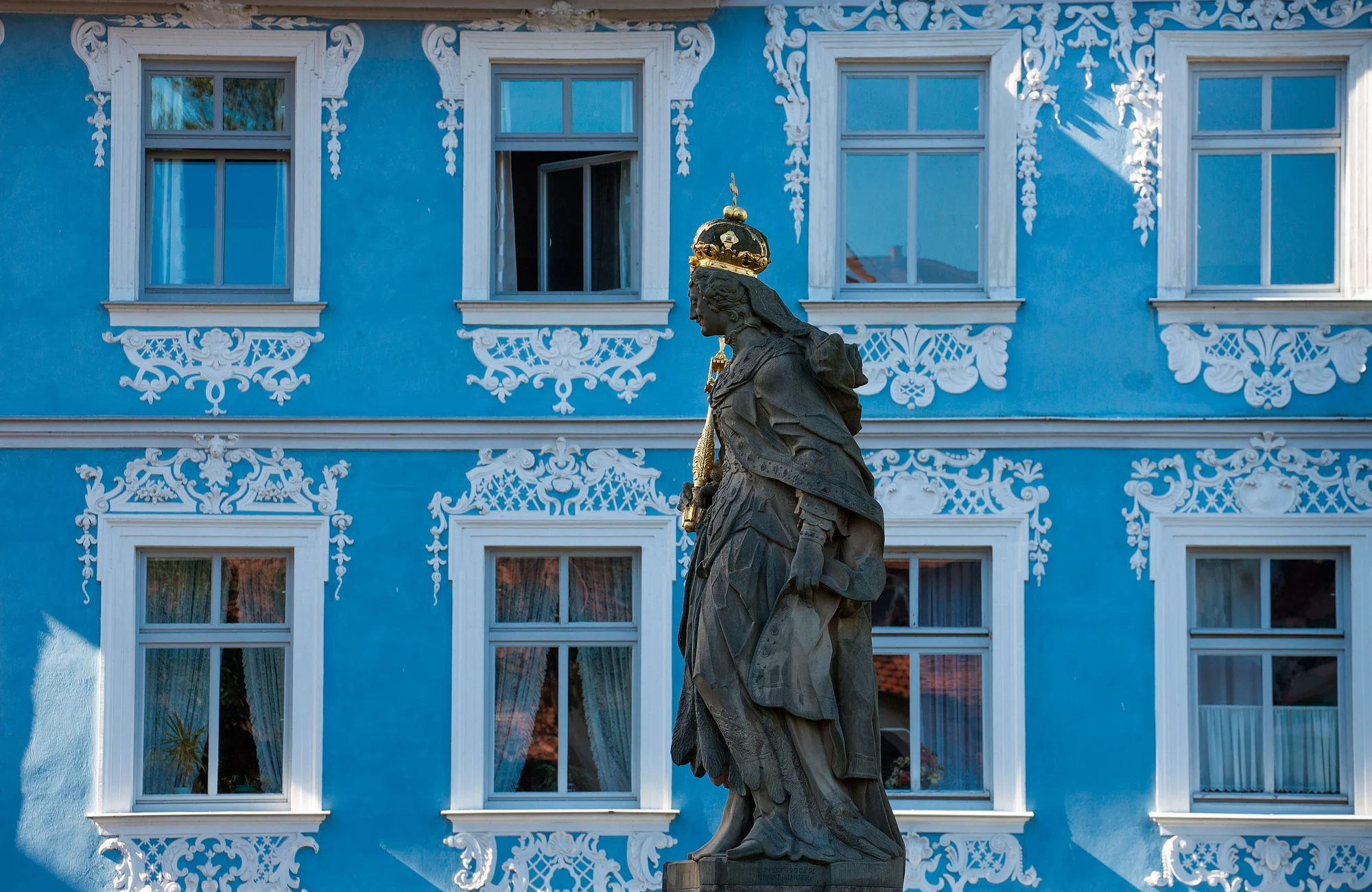 Barockgebäude mit Statue der Heiligen Kunigunde auf der Unteren Brücke in Bamberg