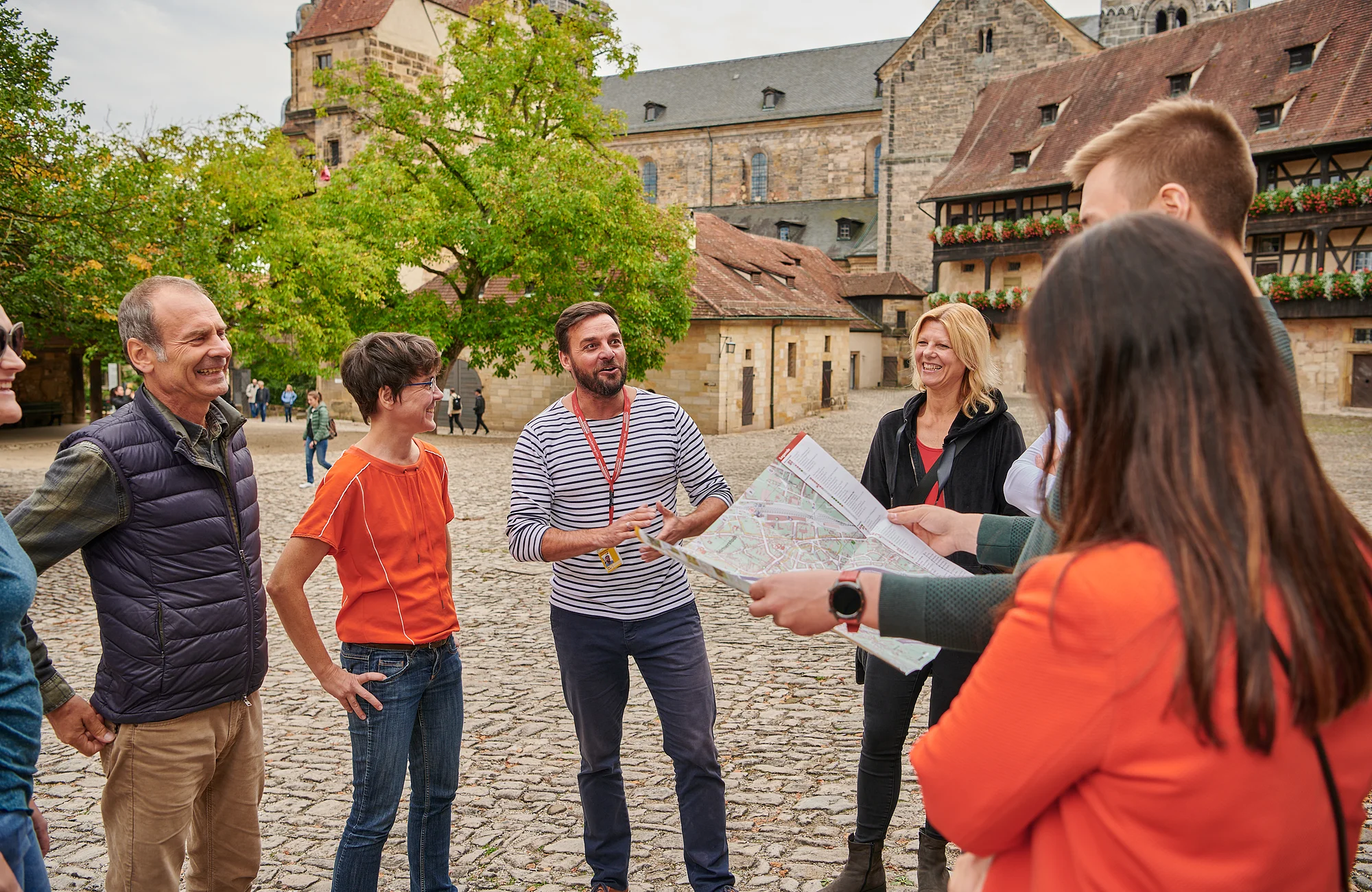 Stadtführung in der Alten Hofhaltung Eine Stadtführungsgruppe steht in der Alten Hofhaltung. Im hinergrund sieht man den Dom.