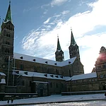 Der hohe Dom zu Bamberg ist mit Schnee bedeckt.