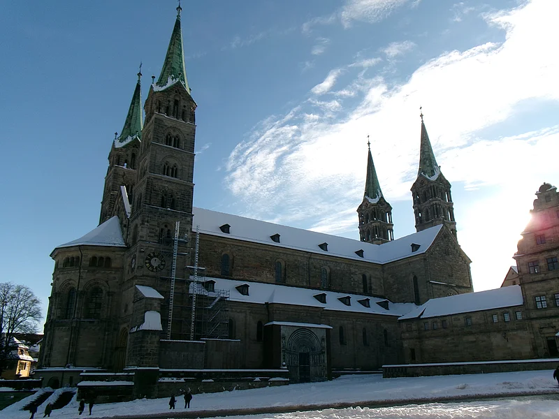 Der hohe Dom zu Bamberg ist mit Schnee bedeckt.