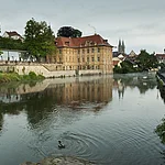 Am Mühlwörth mit Blick auf das internationale Künstlerhaus Villa Concordia.
