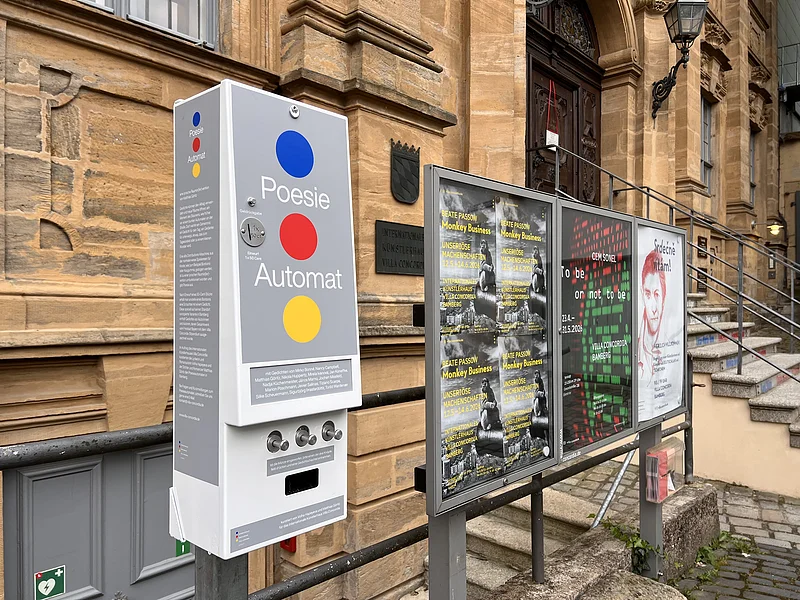 Der Poesieautomat am Internationalen Künstlerhaus Villa Concordia in Bamberg ist frei zugänglich und erfreut gegen 50 Cent jeden mit einem Gedicht.