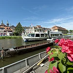 The former fishermen's settlement is lovingly called 'Little Venice'. It consists of a gorgeously decorated row of half-timbered houses with mainly medieval basic structure. Tiny front gardens, where you can find piers for the boats, string together along the riverside and shape a romantic ensemble. You can pass this unique row of houses by excursion boat.